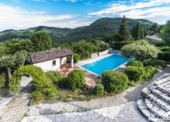 Vente villa 8 pièces à Montauroux avec pisicne et jardin - 83081 Agence Immobilière Happyssimmo Montauroux - Estimation Meilleurs Agents Montauroux - LeBonCoin Montauroux Villa Maison - Vente Maison Villa dans le Var - Happyssimmo Montauroux Verdon - Valeur Vénale Maison - Estimation Immobilière - Idéal pour faire un Gîte ou location saisonnière