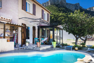 Achat Vente Maison Villa avec jardin et piscine et garage au Revest Les Eaux 83200 - Agence Immobilière Le Revest les eaux 83200 - Happyssimmo Toulon - Estimation Immobilière Le Revest Les eaux - Villa for sale in provence - Maison avec piscine dans le Var - Villa Toulon
